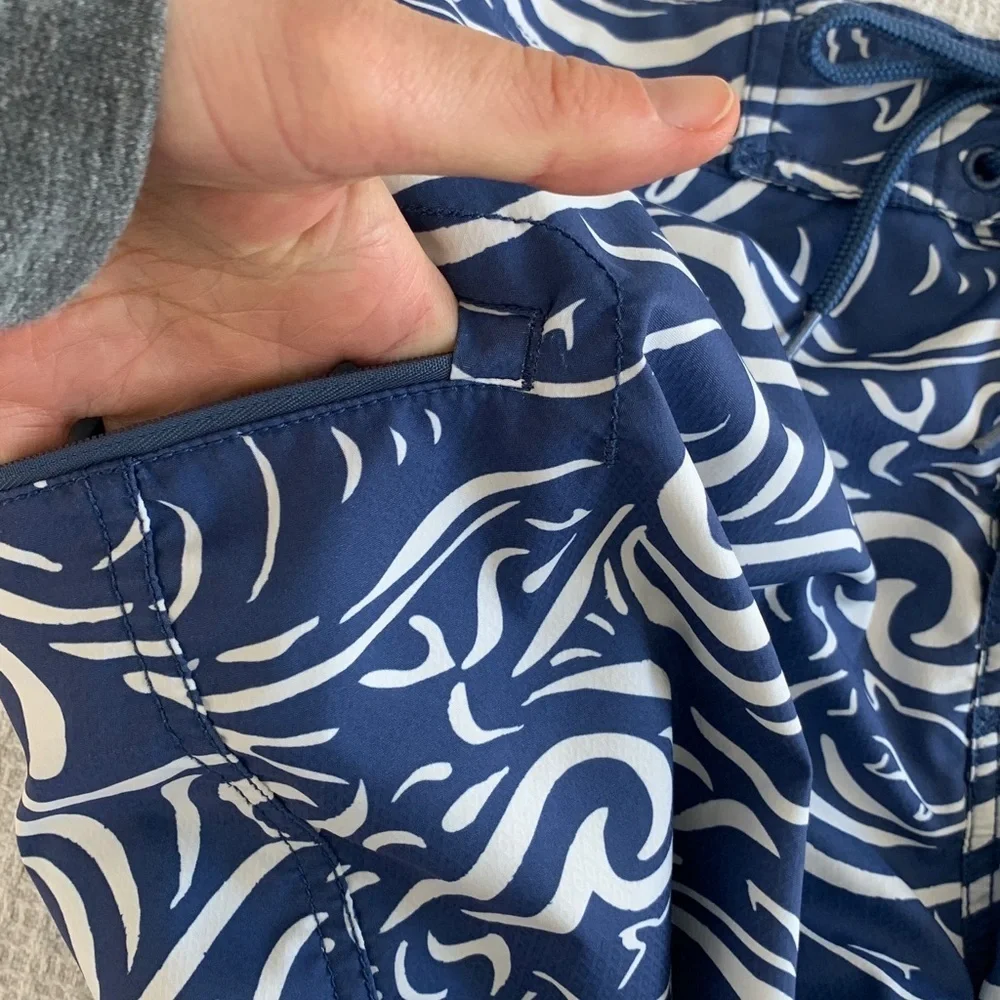 Vineyard Vines blue and white waves with logo whale board shorts size 32
